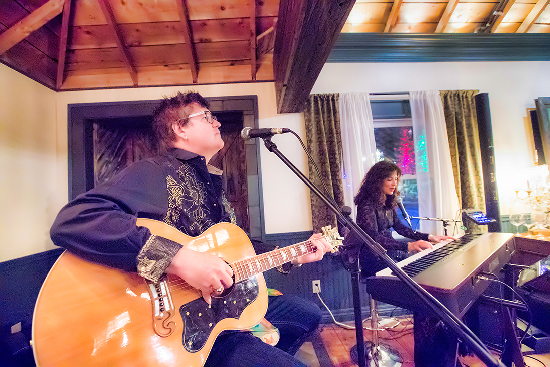 Before the dessert was served, this amazing couple performed some of their Grammy-nominated songs they wrote.&nbsp;